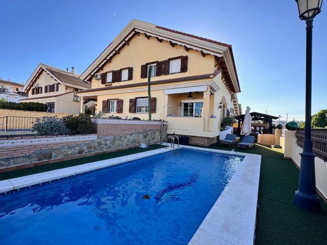 PAREADO CON CARÁCTER CON GARAGE Y PISCINA PRIVADO photo 0