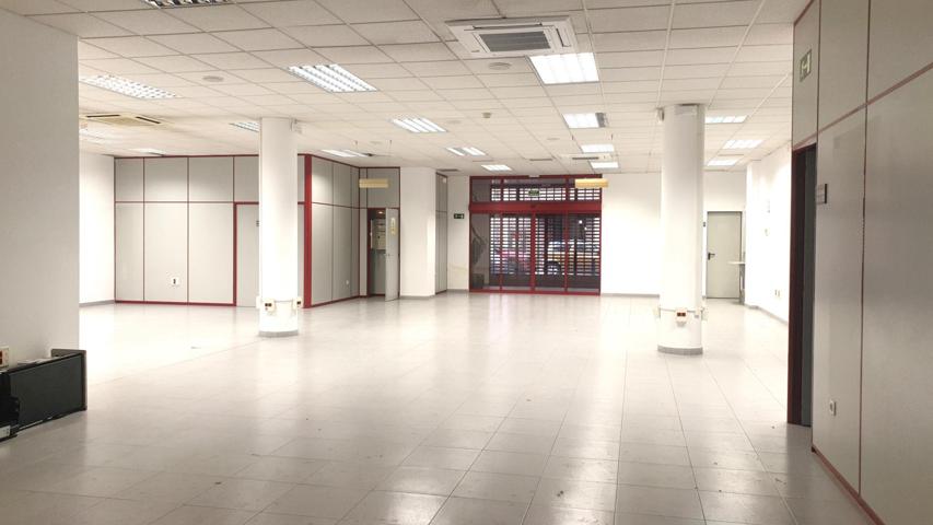 AMPLIO LOCAL COMERCIAL CON UNA SUPERFICIE DE 955 M² Y RECAYENTE A DOS CALLES photo 0