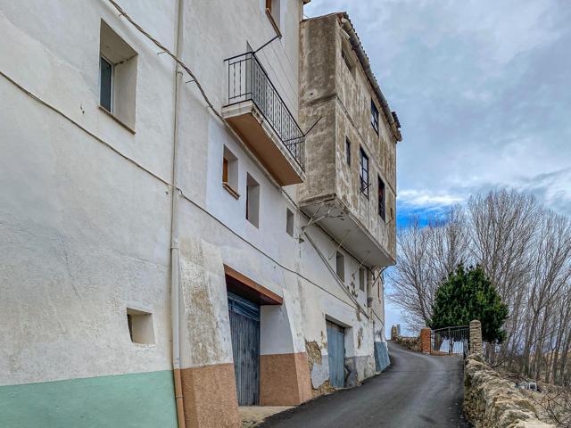 ENCANTADORA CASA DE PUEBLO CON TRES DORMITORIOS Y DOBLE FACHADA EN VILLAFRANCA DEL CID photo 0