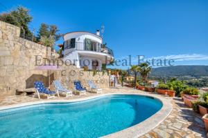 Preciosa casa con piscina privada y vistas al mar photo 0