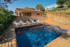 Gran chalet en Residencial Begur, con terrazas, piscina, amplios espacios, gran garaje y vistas photo 0