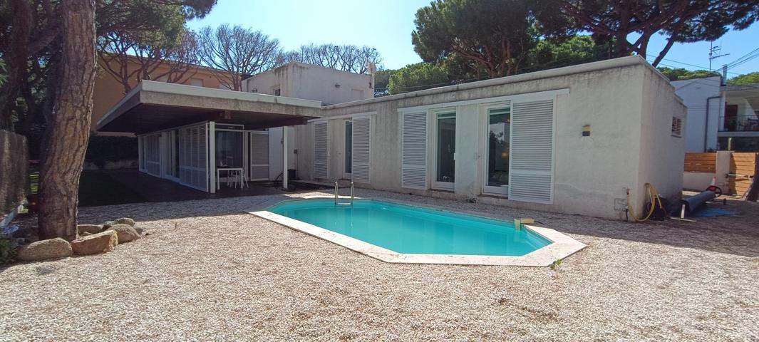 Espectacular casa de diseño con piscina y jardín-pineda a un paso de la playa photo 0