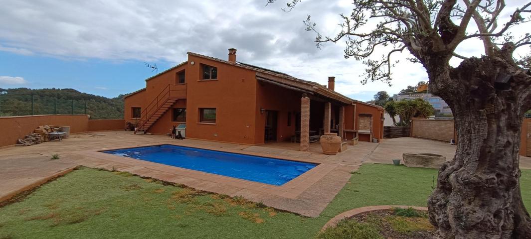 Espectacular casa para familia grande, con varios coches y ganas de disfrutar photo 0