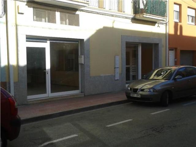 Muy buen local 3ra linea de mar, salida a dos calles, garaje, almacen y despachos. photo 0