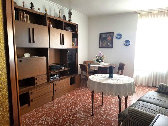 CAUDETE - 🏡 Amplia vivienda en 1ª planta, cómoda y bien ubicada photo 0