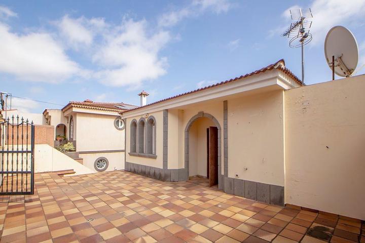 Casa En venta en Calle Monteluz, 15, Tafira, Las Palmas De Gran Canaria photo 0