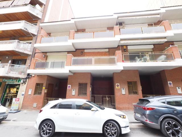 SE VENDE CASA ADOSADA EN RUBI, ZONA MERCAT photo 0