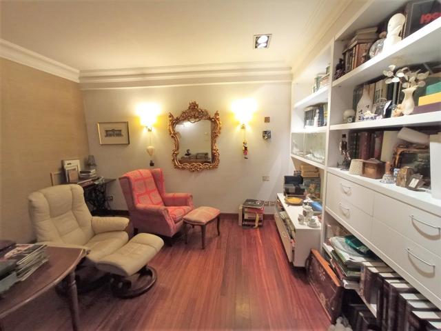 Vivienda para entrar a vivir en Eibar. La vivienda consta de tres habitaciones, salón, cocina, comedor, baño completo, aseo y dos balcones. Ascensor cota 0. Calefacción. photo 0