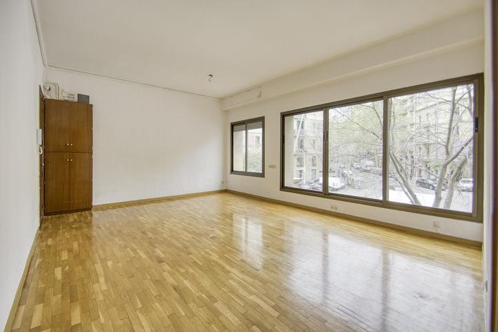 Descubra el confort en este luminoso y espacioso piso ubicado en la emblemática calle Muntaner. photo 0