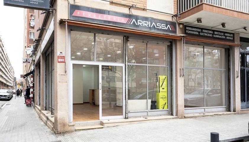 Local comercial esquinero con grandes ventanales , en una zona comercial del bario Sant Marti. photo 0