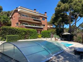 Magnifica casa en Castelldefels con jardín y piscina . Superficie parcela: 1.012m² photo 0