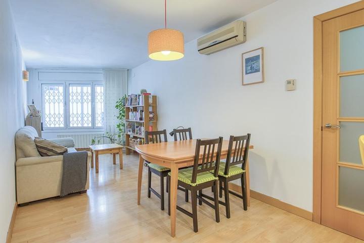 Descubre el encanto de tu nuevo hogar en el barrio de Vallcarca-El Coll. photo 0
