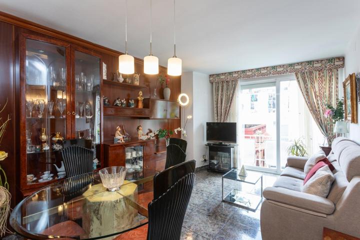 Tu Nuevo Hogar te Espera en Santa Coloma: Funcionalidad y Espacio Extra. photo 0