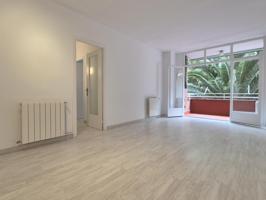 Fantástico piso de 103 m², idealmente ubicado en la intersección de Calle Llànça con Avd Roma, a solo dos minutos a pie de la Estación de Sants. photo 0