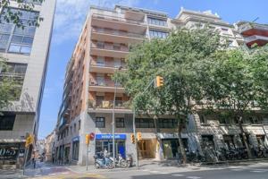 Oficina de 446 m² ubicada en una planta entresuelo de una finca señorial en la calle Muntaner - La Bonanova. photo 0