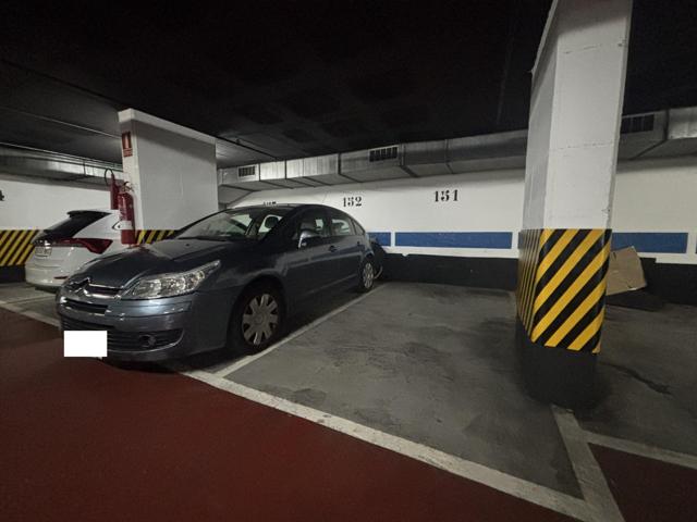 Plaza de Parking en Alquiler en Consel Cent, Ideal para Su Comodidad photo 0
