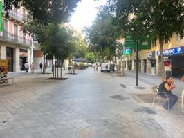 Local en alquiler en Consell de Cent (tramo peatonal, Dreta de l'Eixample). photo 0