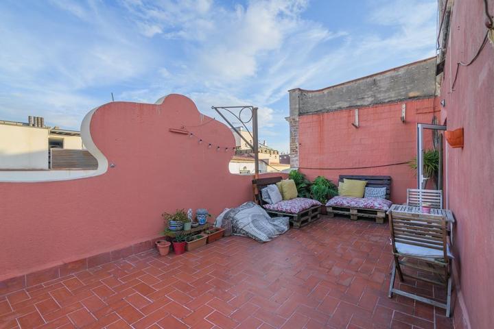 Ático en pleno corazón de Barcelona. Gran protagonista es su amplia terraza privada: un auténtico refugio urbano. photo 0