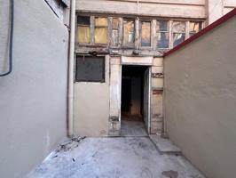 El Lienzo en Blanco que Esperaba tu Negocio: Local Estratégico con Jardín Privado en el Eixample photo 0