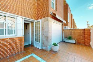 Unifamiliar Pareada En venta en Calle Eugenio D'Ors, Ensanche, Alcalá De Henares photo 0