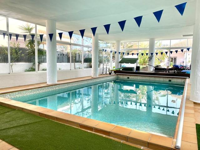 Espléndido chalet en 1ª línea con piscina cubierta photo 0