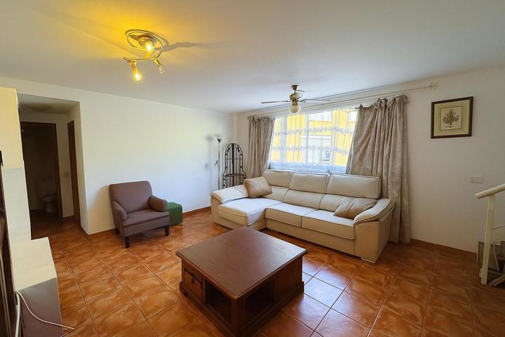 ¡Oportunidad única en El Médano! Amplio y luminoso piso de tres plantas. photo 0