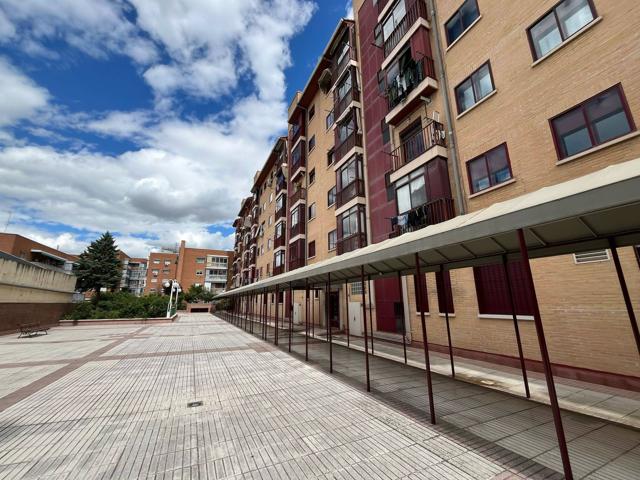 URBANIZACION EN LA ZONA DE CANILLEJAS, PISO DE TRES DORMITORIOS, DOS BAÑOS, 2 TERRACITAS Y GARAJE. photo 0