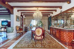 VENTA DE VILLA PAREADA EN EL CENTRO DE MARBELLA. 8 DORMITORIOS, JARDÍN CON PISCINA Y PARKING. photo 0