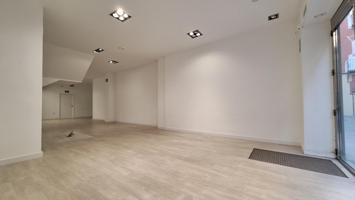 Local Comercial de 180 m² en la Calle Manfredi photo 0