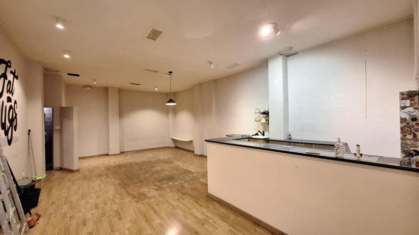 Local con SALIDA DE HUMOS en la Calle Luisa Aledo photo 0