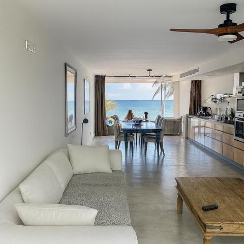 Villa en primera línea con elegancia atemporal | El Campello photo 0