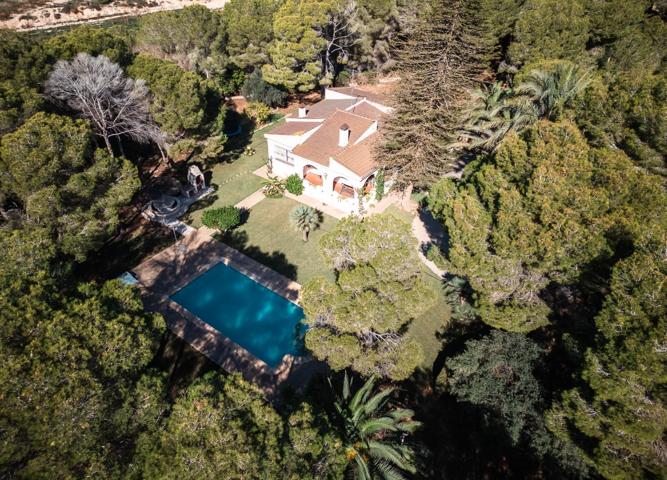 Villa privada con carácter mediterráneo, gran parcela y vistas al mar photo 0