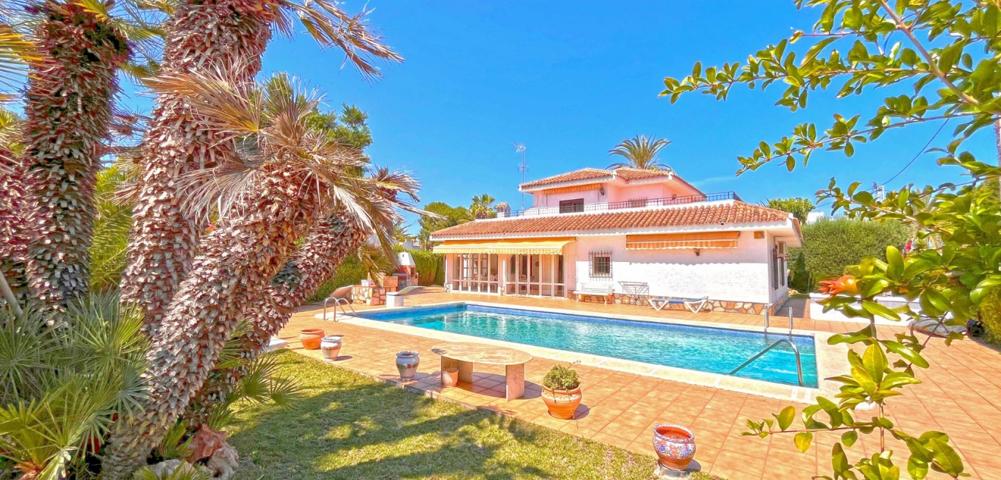 Casa En venta en Muy Cerca De La Playa, Cabo Roig photo 0