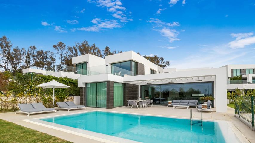 Casa En venta en Cabopino-Artola, Marbella photo 0