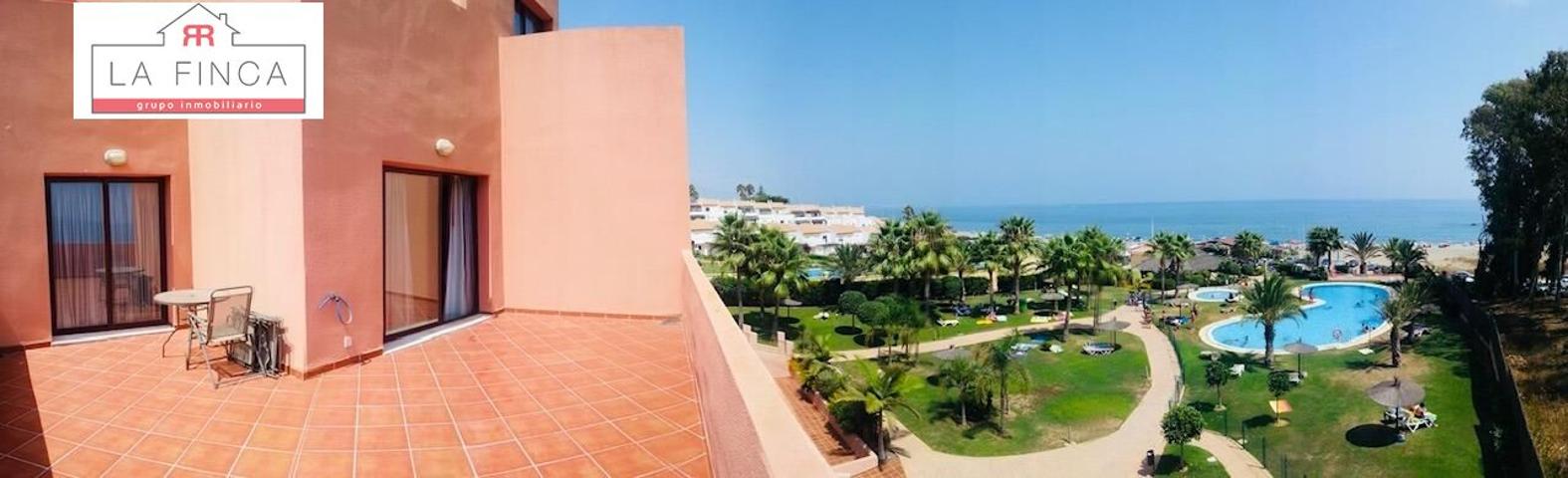 Increíble apartamento frente a la playa con parking, piscina y zona de spa photo 0