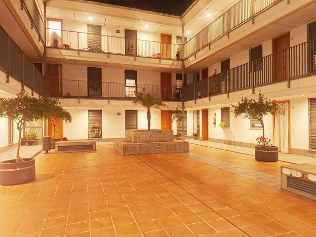 Piso con plaza de garaje a 100 metros de la iglesia San Lorenzo | 750€ photo 0