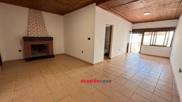 CASA CON GRAN PATIO A LA VENTA photo 0