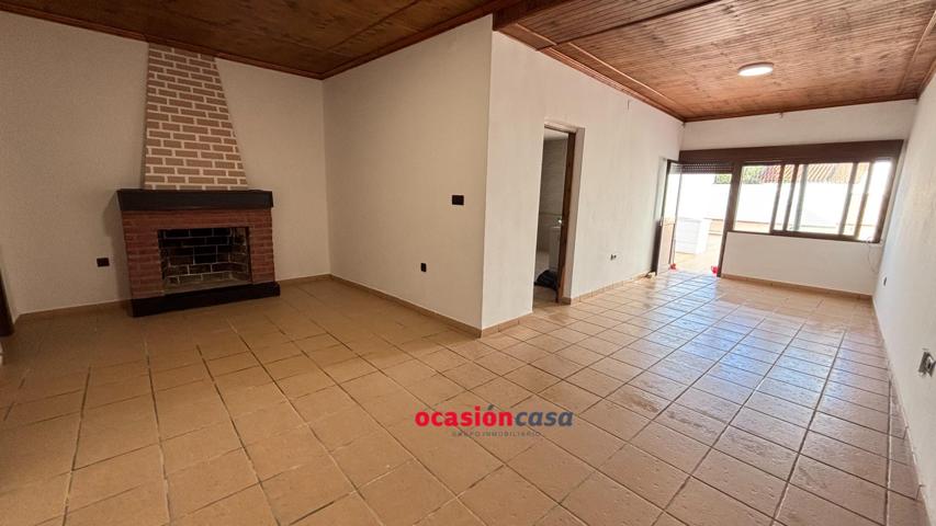 CASA CON GRAN PATIO A LA VENTA photo 0