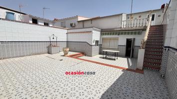 CASA CON COCHERA Y PATIO A LA VENTA photo 0
