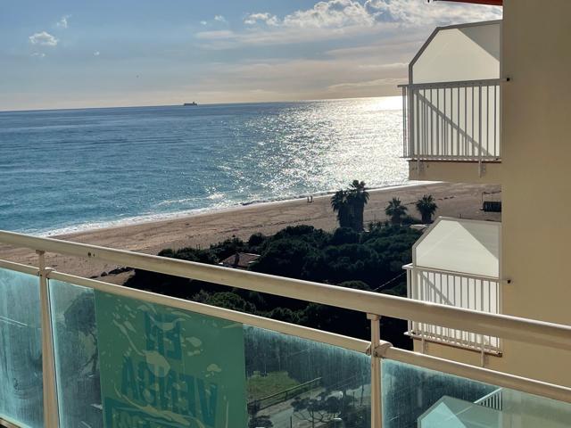Ático con amplio balcón con vistas al mar en el paseo Marítimo edificio en primera línea de Mar  photo 0