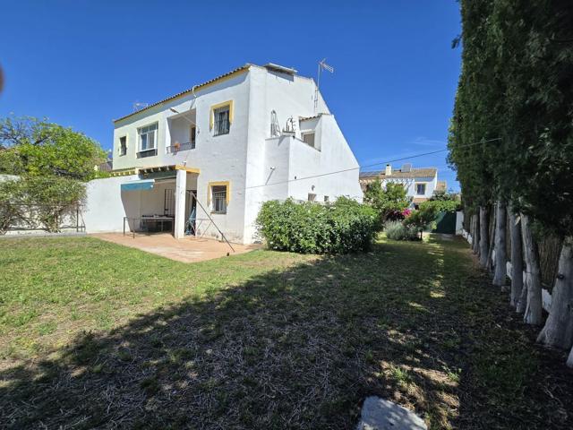 Unifamiliar Pareada En venta en Calle Clavel, Almensilla photo 0