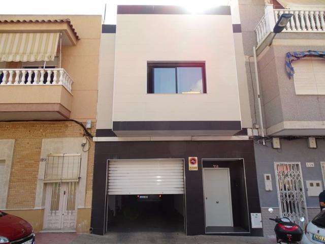 SUPER OFFERTA, CASA REFORMADA EN EL CENTRO DE TORREVIEJA CON PISCINA PROPIA photo 0