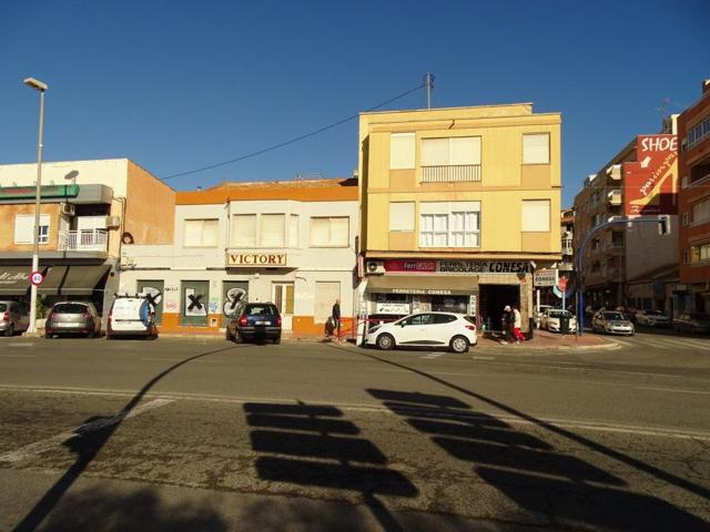 CASA CON TERRENO PARA CONSTRUIR EN CENTRO DE TORREVIEJA photo 0