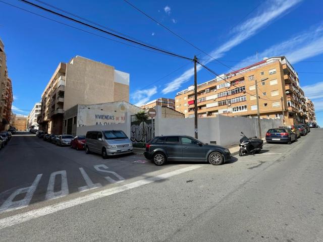 TERRENO URBANO CON NAVE INDUSTRIAL CON ACCESO A 3 CALLES photo 0