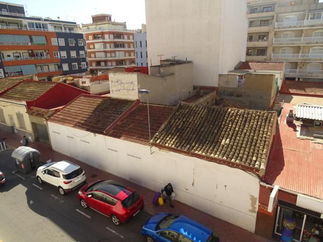 ¡Oportunidad Única! Solar Céntrico en Torrevieja para Construir 5 Plantas a Solo 2.000 €-m² photo 0