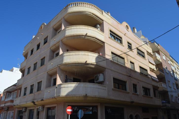 Amplio apartamento céntrico en Torrevieja con 4 dormitorios y excelentes calidades photo 0