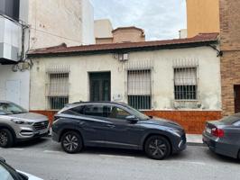 Casa en planta baja en el centro de Torrevieja, con acceso a dos calles. photo 0