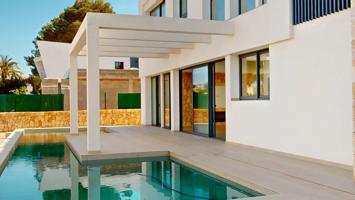 Exclusivo chalet con piscina y vistas al mar en Son Verí Nou: lujo y confort junto al mar photo 0