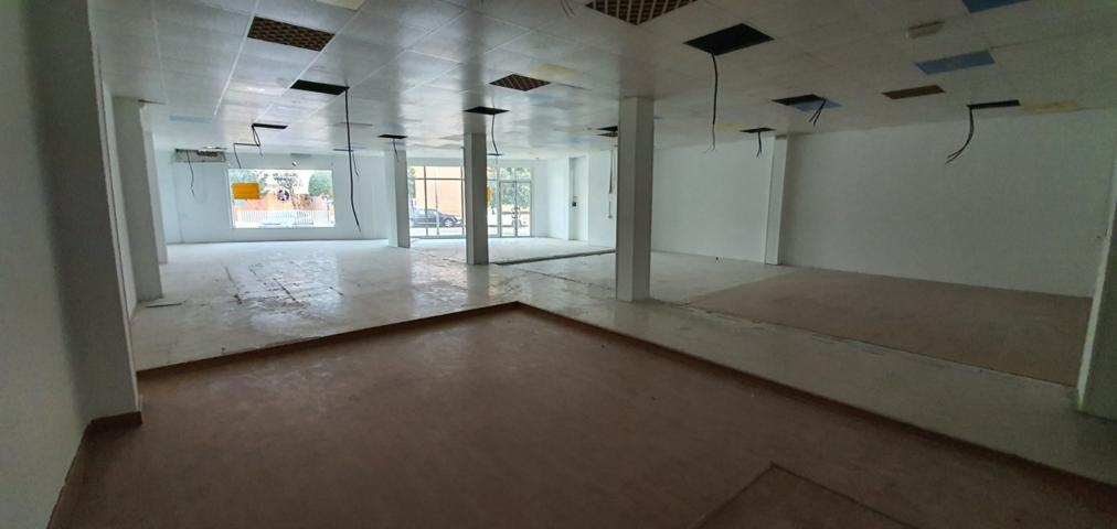 SEVILLA ESTE.- Local 271 M2 Junto oficina correos y farmacia photo 0