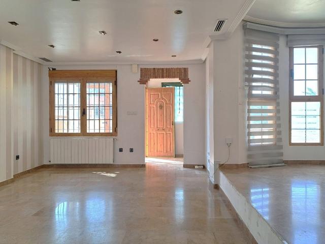 Casa En venta en Calle Fuenterrobles, 8, Requena photo 0